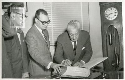 FONDO HUGO ALANIZ - ALBUM 1907 - 13 DE DICIEMBRE - 1964 DIA DEL PETRÓLEO YPF