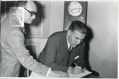 FONDO HUGO ALANIZ - ALBUM 1907 - 13 DE DICIEMBRE - 1964 DIA DEL PETRÓLEO YPF